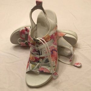 Womens Ecco sandal leather and nylon on side